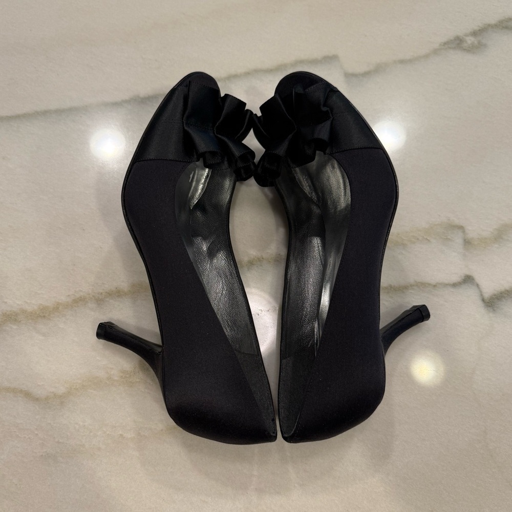 Stuart Weitzman Heels Size 6.5 Black Satin Ruffle - Picture 11 of 15